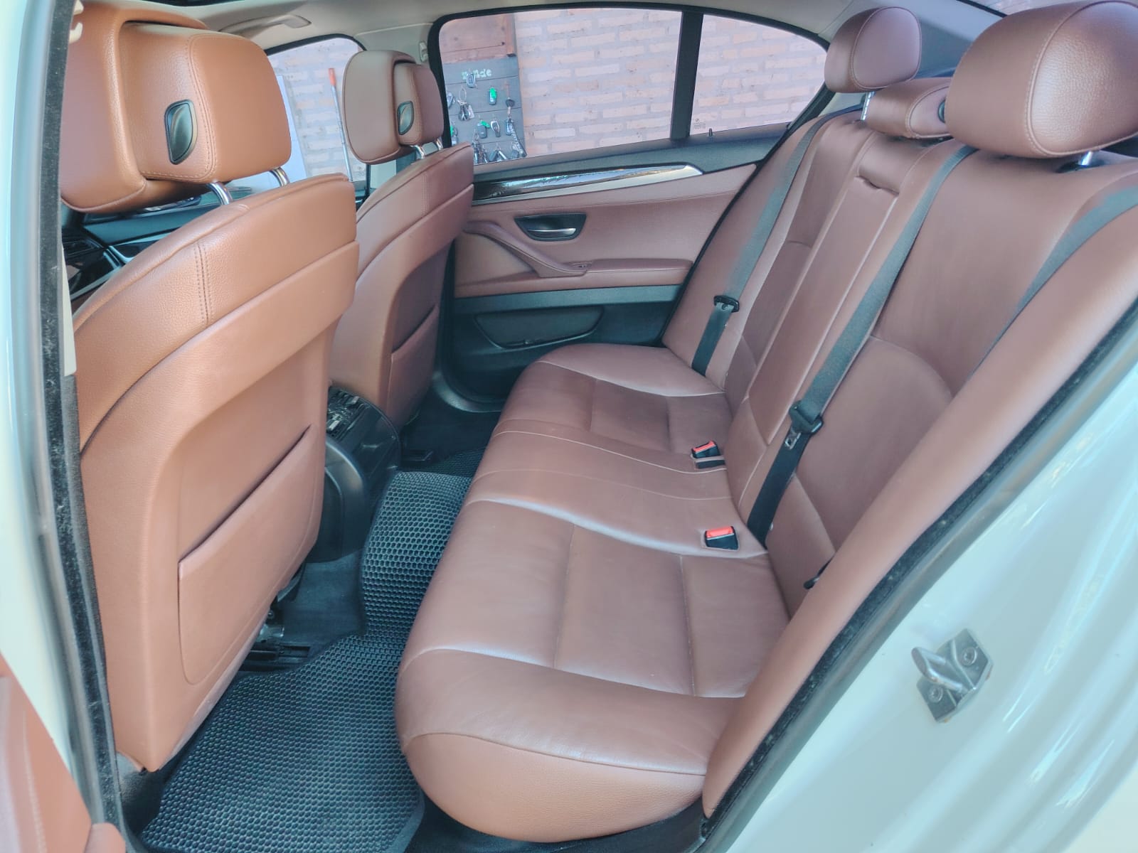 BMW Serie 5 2013 - asientos traseros cuero marrón