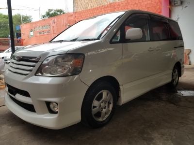 Toyota Noah 2004